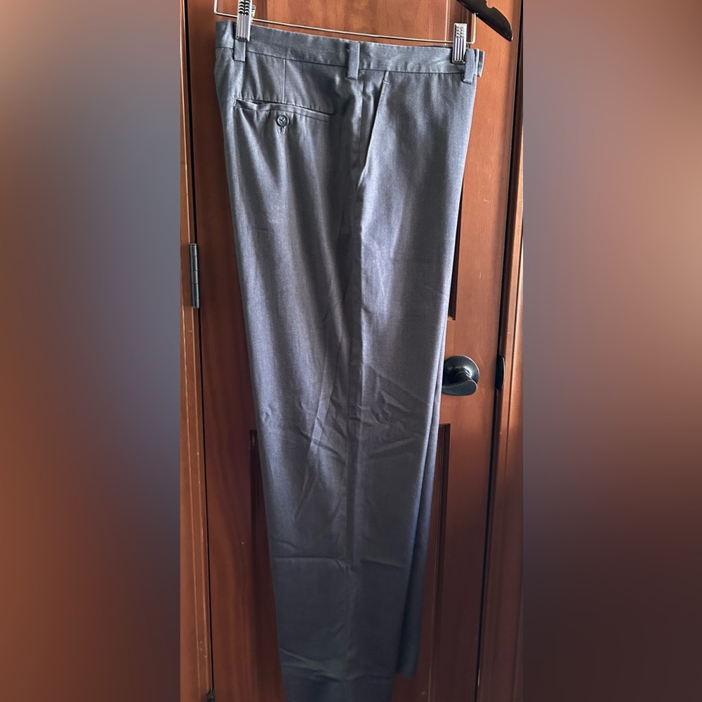 Men’s VanHeusen Charcoal Gray Slacks 34x29-Right Leg Needs To Be Hemmed🩶